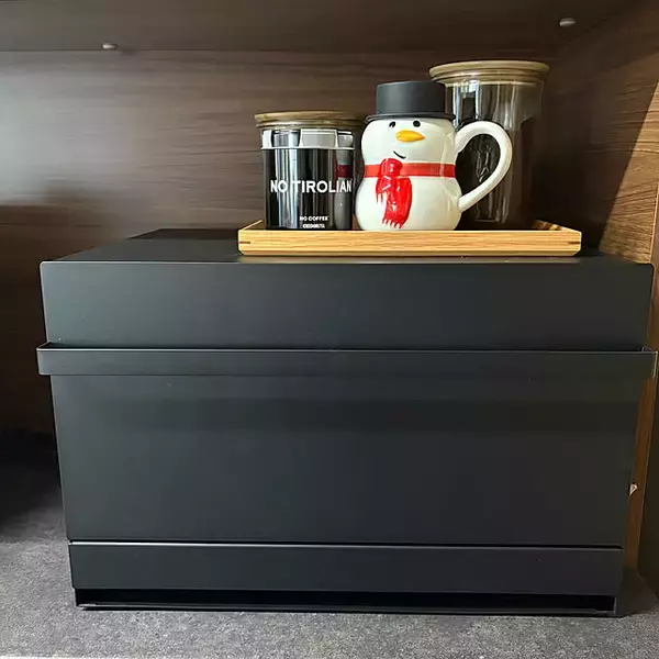 「暮らしを彩る山崎実業の生活実用品！モダンでスタイリッシュなtowerのブレッドケース」の画像