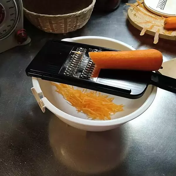 「【みんなが選んだ！】包丁いらずで千切りが劇的に楽になる！野菜スライサー4選」の画像