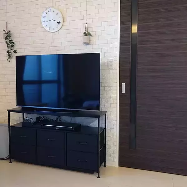 「テレビの配置どうする？テレビ台・スタンド・壁付けまで、配置やレイアウトの工夫10選」の画像