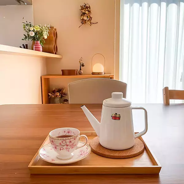 「食卓もインテリアも楽しめる♡IKEAのトレイで広がる暮らしのアイデア」の画像