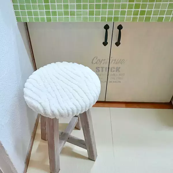 「お部屋の雰囲気に合わせてチェンジ！セリアの丸椅子カバーで簡単リメイクできるアイデアをご紹介」の画像