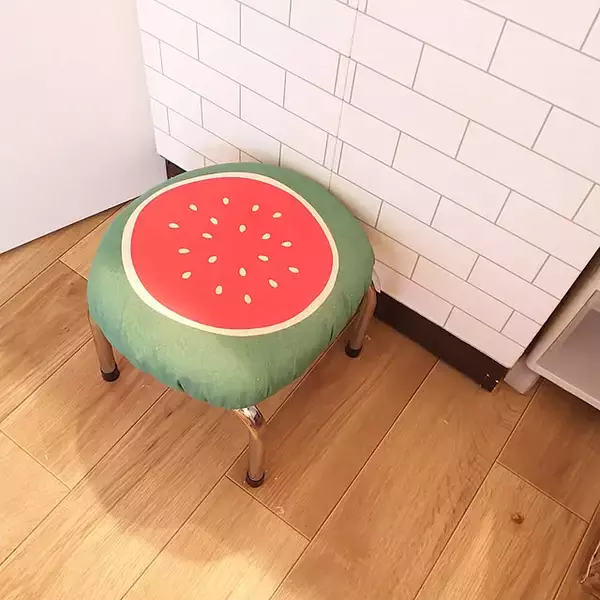 「お部屋の雰囲気に合わせてチェンジ！セリアの丸椅子カバーで簡単リメイクできるアイデアをご紹介」の画像