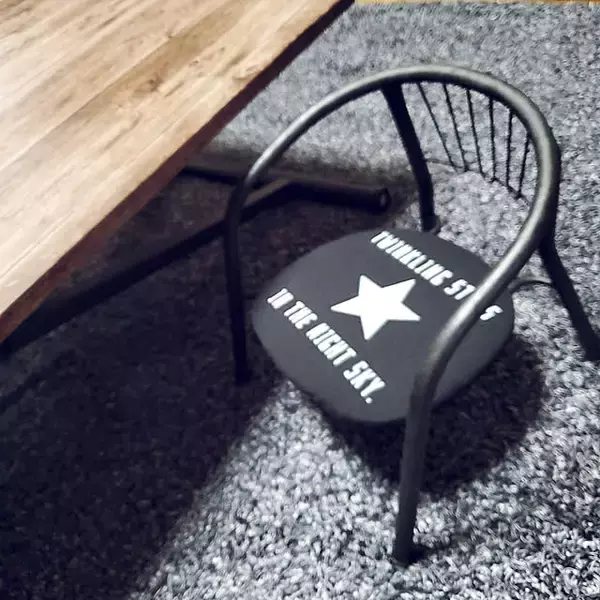 「お部屋の雰囲気に合わせてチェンジ！セリアの丸椅子カバーで簡単リメイクできるアイデアをご紹介」の画像