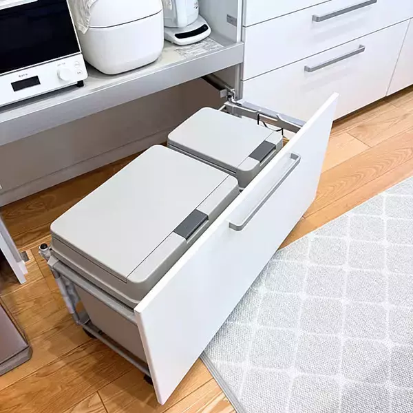 「ちょっとの工夫でどこ置く問題を解決！家事効率もアップするゴミ箱の置き方アイディア」の画像