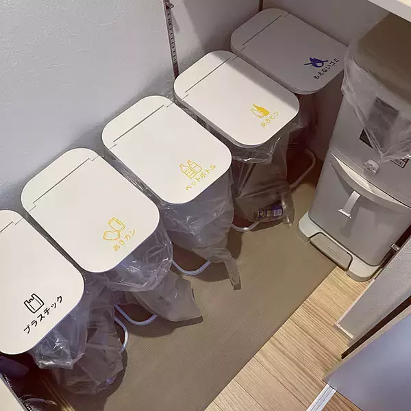 「ちょっとの工夫でどこ置く問題を解決！家事効率もアップするゴミ箱の置き方アイディア」の画像