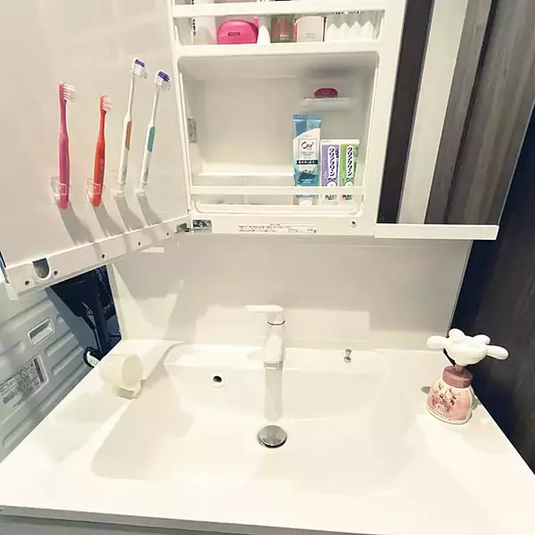 「すっきりと使いやすい空間づくり♪セリアのアイテムを使った洗面台収納のアイデア6選」の画像