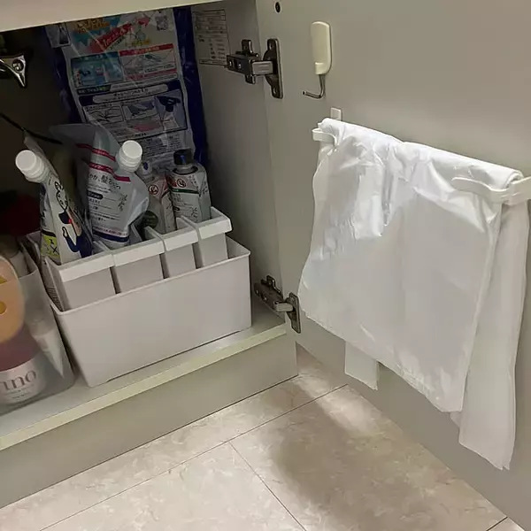 「すっきりと使いやすい空間づくり♪セリアのアイテムを使った洗面台収納のアイデア6選」の画像