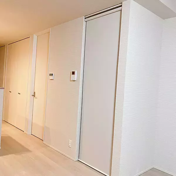 「いろんな使い方で暮らしやすさアップ！ロールカーテンの便利でかしこい活用法6選」の画像