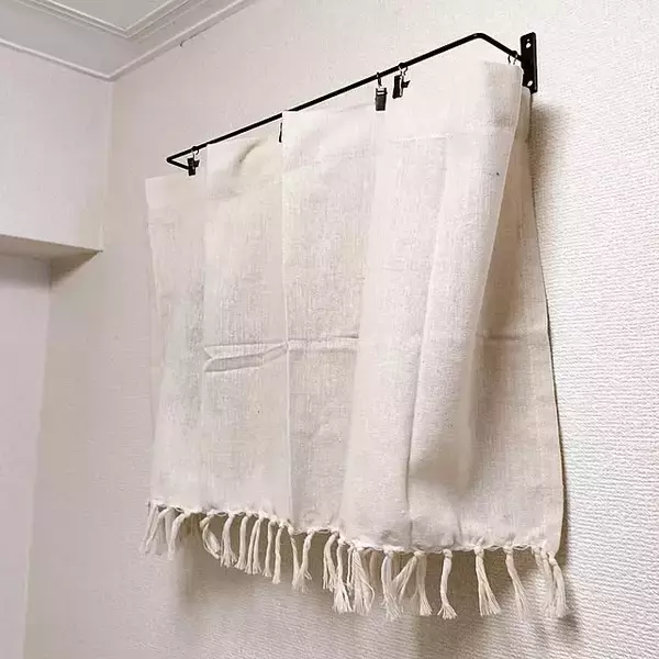 「お部屋をぱっとイメージチェンジ！バリエーション豊富なダイソーのカフェカーテン6選」の画像