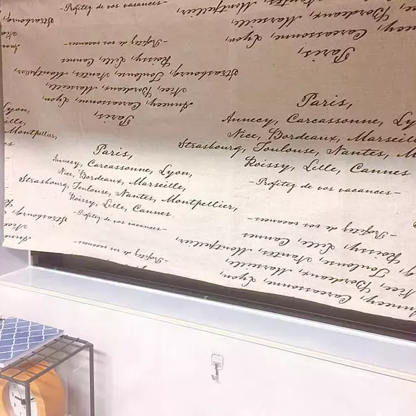 「お部屋をぱっとイメージチェンジ！バリエーション豊富なダイソーのカフェカーテン6選」の画像