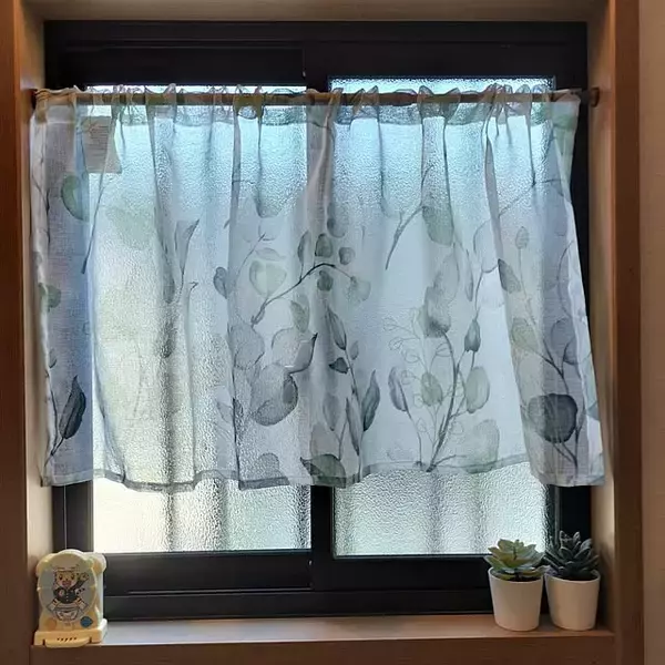 「お部屋をぱっとイメージチェンジ！バリエーション豊富なダイソーのカフェカーテン6選」の画像