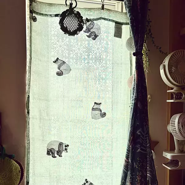 「お部屋をぱっとイメージチェンジ！バリエーション豊富なダイソーのカフェカーテン6選」の画像