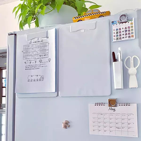 「すっきり整う！セリアのアイテムを活用した書類の収納アイデア」の画像