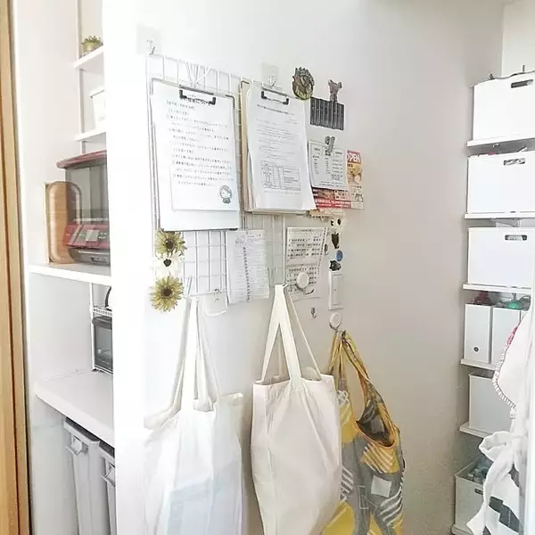 「すっきり整う！セリアのアイテムを活用した書類の収納アイデア」の画像