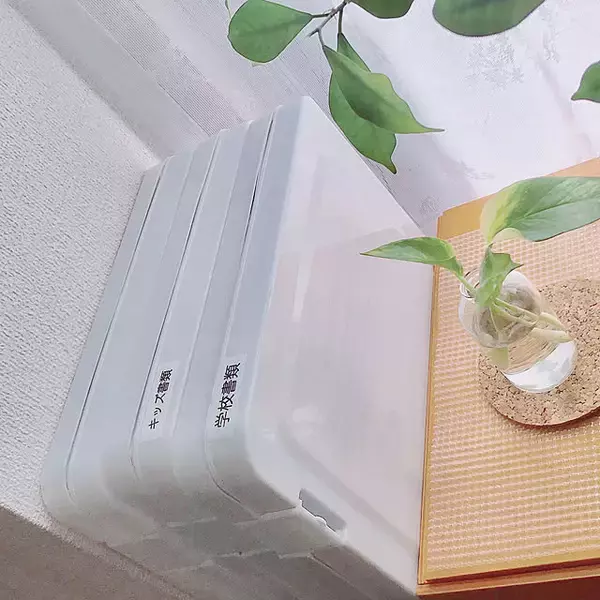 「すっきり整う！セリアのアイテムを活用した書類の収納アイデア」の画像