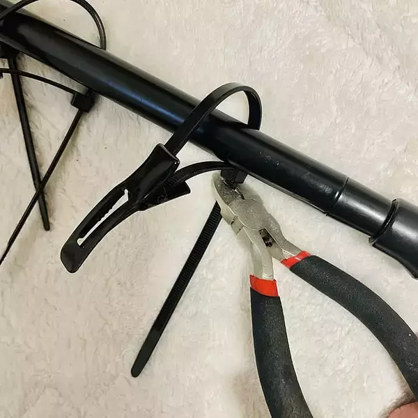 「「高さや長さの調整可能！玄関ドアに付けるクリップハンガー」 by Kusumiさん」の画像