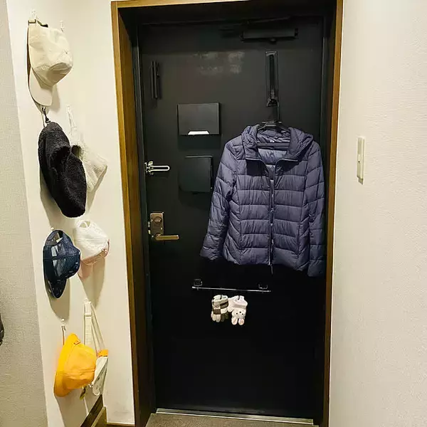 「「高さや長さの調整可能！玄関ドアに付けるクリップハンガー」 by Kusumiさん」の画像