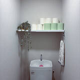 「限られたスペースでも効率よく収納できる！棚やラックを活用したトイレの収納アイデア6選」の画像2