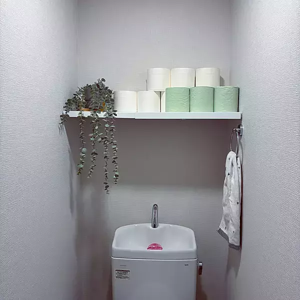 「限られたスペースでも効率よく収納できる！棚やラックを活用したトイレの収納アイデア6選」の画像