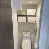 「限られたスペースでも効率よく収納できる！棚やラックを活用したトイレの収納アイデア6選」の画像3