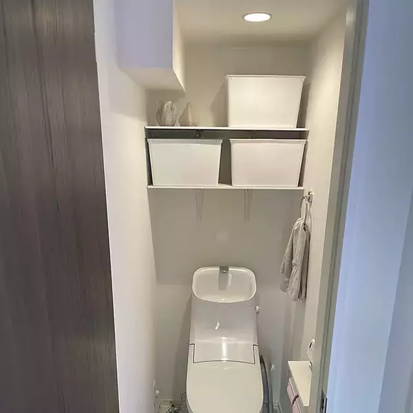 「限られたスペースでも効率よく収納できる！棚やラックを活用したトイレの収納アイデア6選」の画像