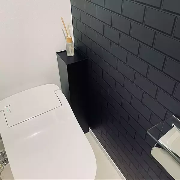 「限られたスペースでも効率よく収納できる！棚やラックを活用したトイレの収納アイデア6選」の画像