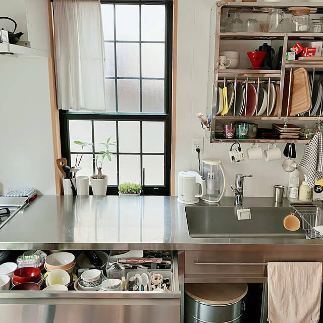 食器はこうやって整頓するのが正解！乱れがちな食器収納に終止符を打つアイデアとアイテムをご紹介