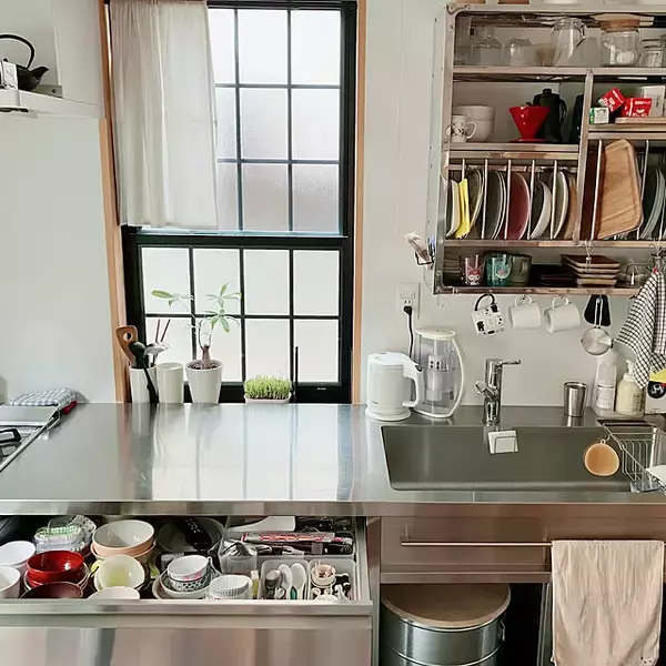 「食器はこうやって整頓するのが正解！乱れがちな食器収納に終止符を打つアイデアとアイテムをご紹介」の画像