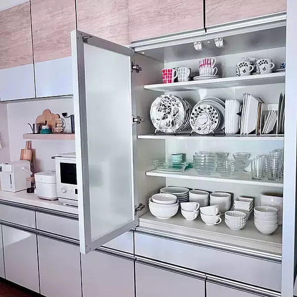 「食器はこうやって整頓するのが正解！乱れがちな食器収納に終止符を打つアイデアとアイテムをご紹介」の画像
