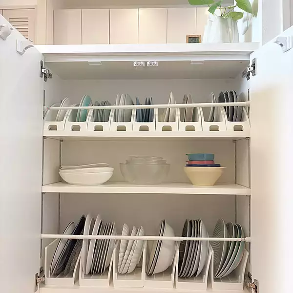 「食器はこうやって整頓するのが正解！乱れがちな食器収納に終止符を打つアイデアとアイテムをご紹介」の画像