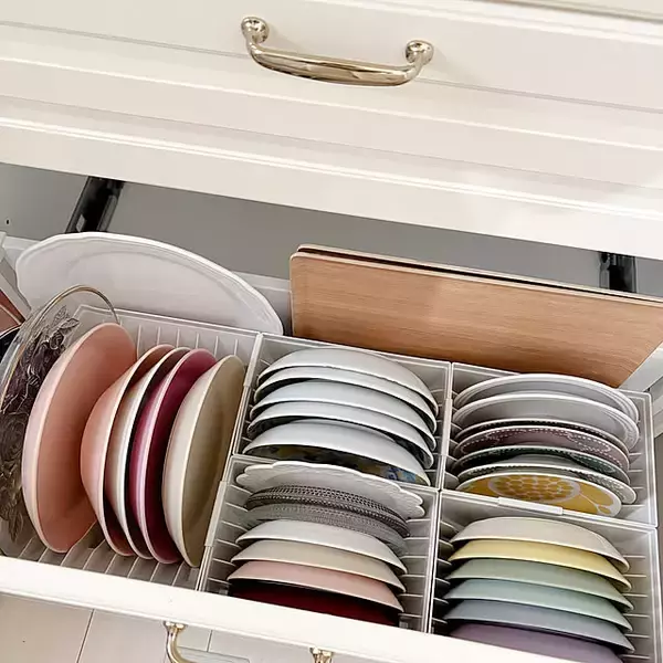 「食器はこうやって整頓するのが正解！乱れがちな食器収納に終止符を打つアイデアとアイテムをご紹介」の画像