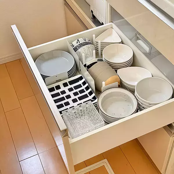 「食器はこうやって整頓するのが正解！乱れがちな食器収納に終止符を打つアイデアとアイテムをご紹介」の画像