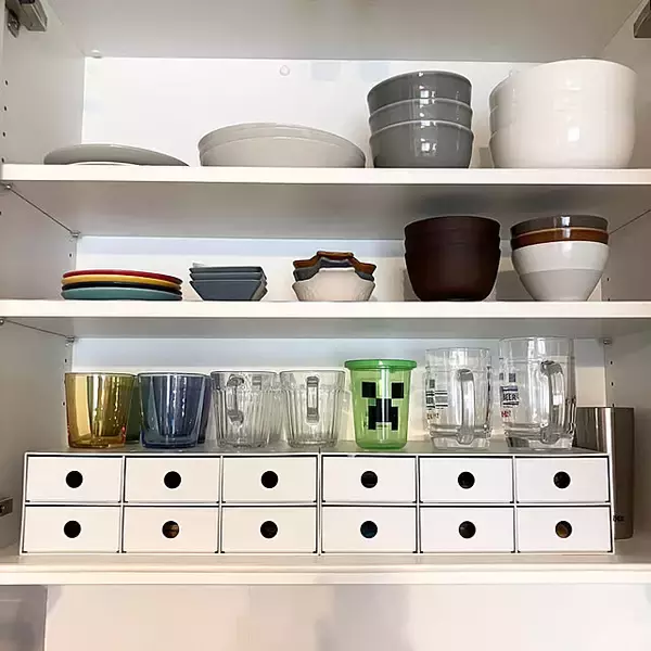 「食器はこうやって整頓するのが正解！乱れがちな食器収納に終止符を打つアイデアとアイテムをご紹介」の画像