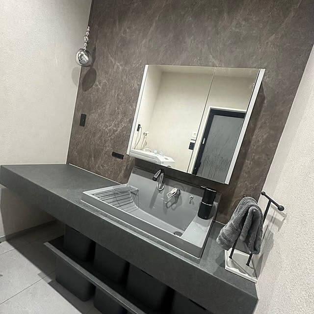 「引き算でつくるホテルライク。グレーと黒が紡ぐ、ノイズレスな心地よい暮らし」 by cako_reformさん
