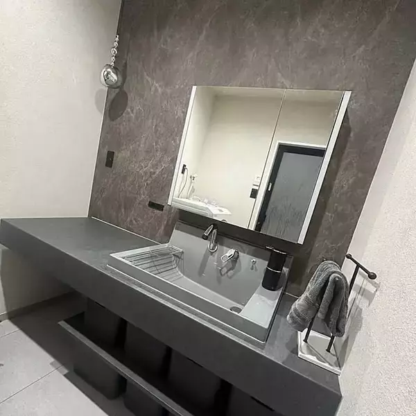 「「引き算でつくるホテルライク。グレーと黒が紡ぐ、ノイズレスな心地よい暮らし」 by cako_reformさん」の画像