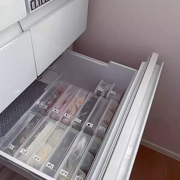 「冷蔵庫内がごちゃついている方必見！食材の迷子やロスが解消する、冷蔵庫内の収納アイデア10選」の画像