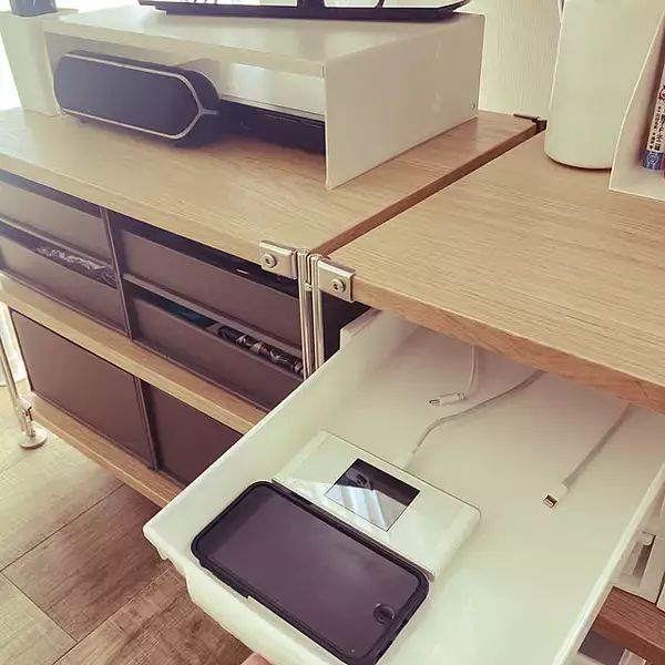「端末もコードもすっきり整う♪快適なデジタルライフを支える、我が家の充電ステーション」の画像