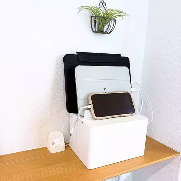 「端末もコードもすっきり整う♪快適なデジタルライフを支える、我が家の充電ステーション」の画像