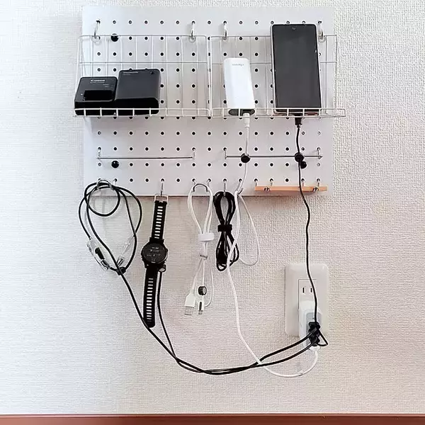 「端末もコードもすっきり整う♪快適なデジタルライフを支える、我が家の充電ステーション」の画像