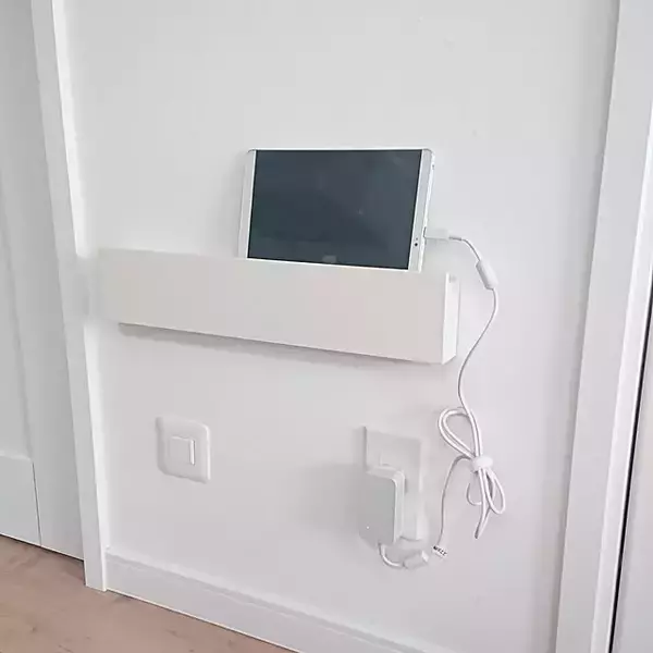 「端末もコードもすっきり整う♪快適なデジタルライフを支える、我が家の充電ステーション」の画像