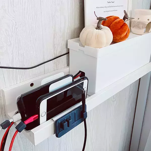 「端末もコードもすっきり整う♪快適なデジタルライフを支える、我が家の充電ステーション」の画像
