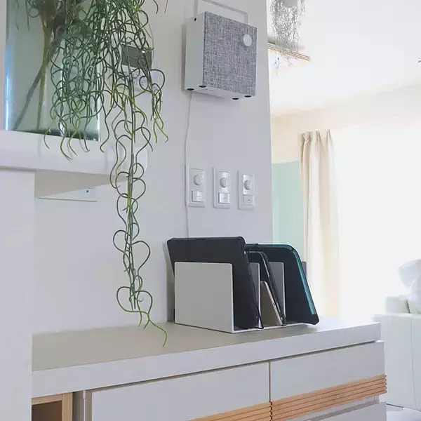 「端末もコードもすっきり整う♪快適なデジタルライフを支える、我が家の充電ステーション」の画像