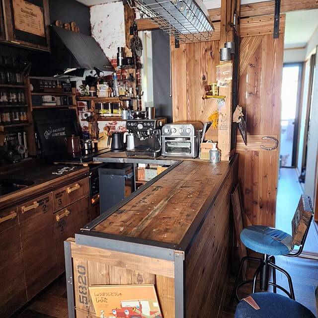 お部屋の雰囲気もワンランクアップ♪実用的でインテリアとしても楽しめるキッチンカウンターのDIY実例