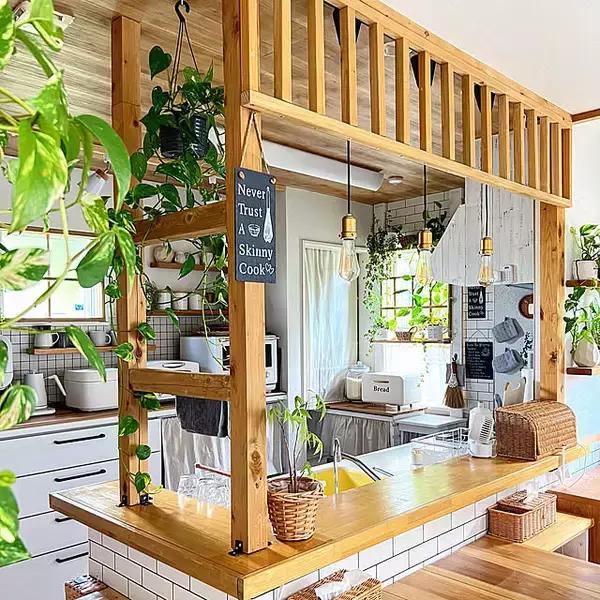「お部屋の雰囲気もワンランクアップ♪実用的でインテリアとしても楽しめるキッチンカウンターのDIY実例」の画像