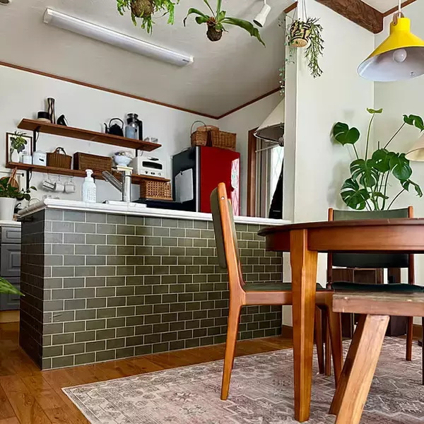 「お部屋の雰囲気もワンランクアップ♪実用的でインテリアとしても楽しめるキッチンカウンターのDIY実例」の画像