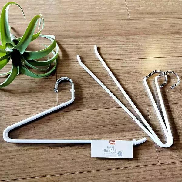 「コスパ抜群！そろえて使いやすい、収納から洗濯まで大活躍する100均ハンガー」の画像