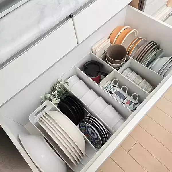 「ニトリのアイテムで解決！食器棚がすっきり整う収納アイデア」の画像