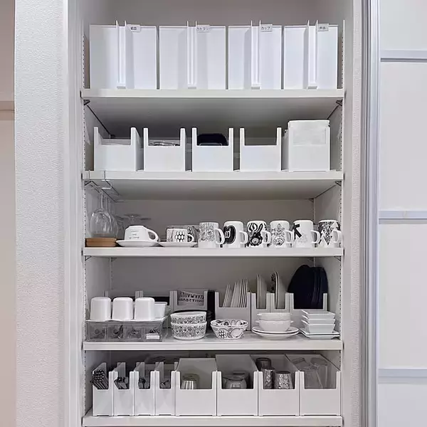 「ニトリのアイテムで解決！食器棚がすっきり整う収納アイデア」の画像
