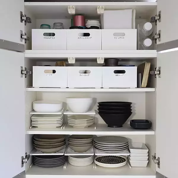 「ニトリのアイテムで解決！食器棚がすっきり整う収納アイデア」の画像