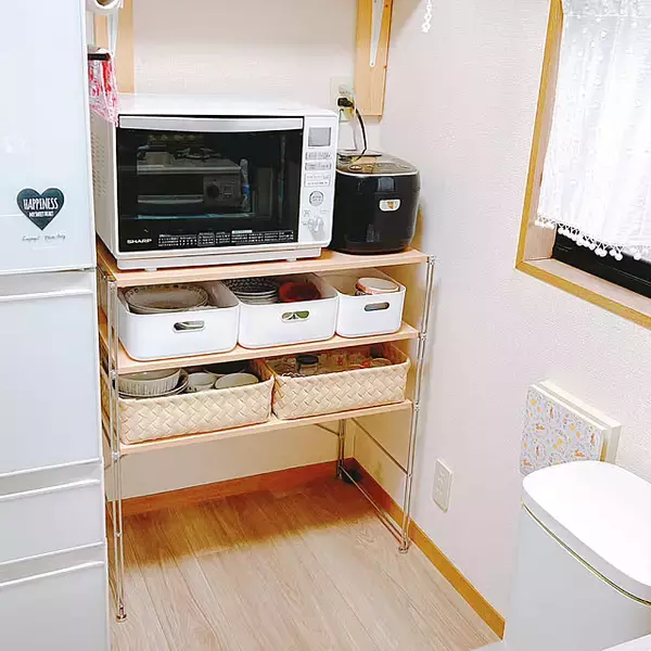 「ニトリのアイテムで解決！食器棚がすっきり整う収納アイデア」の画像